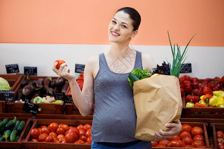 年轻孕妇在一家蔬图片