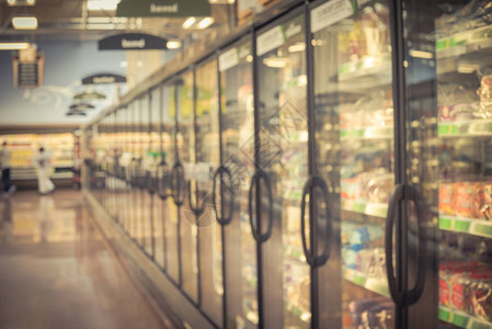 运动模糊了顾客在美国零售店购买冷冻食品区的情况图片