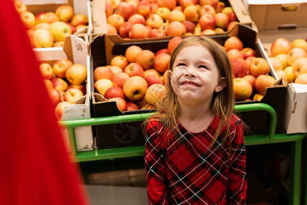 一个5岁左右的小女孩在父母面前的超市里大发脾气图片