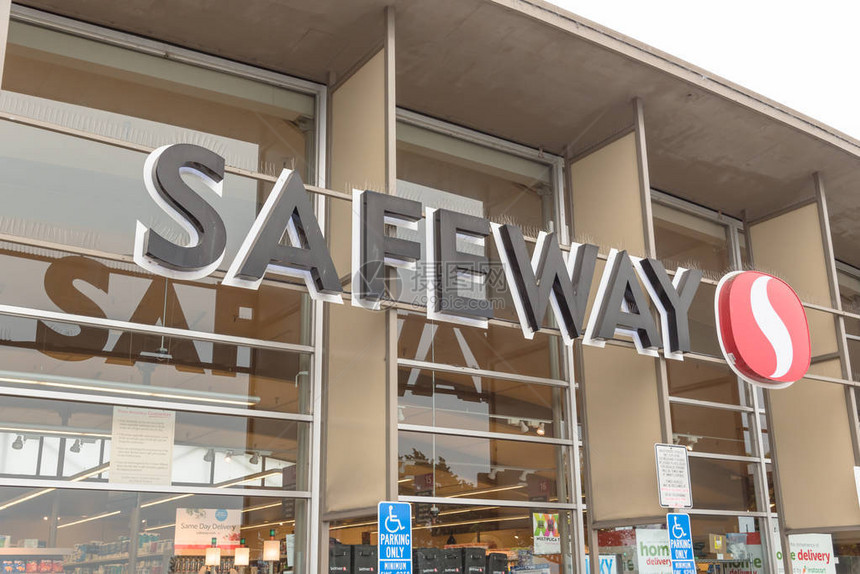 特写Safeway杂货店入口店标志和残疾人停车标志1915年成立的美国连锁超市图片