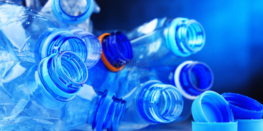 用空矿泉水瓶组成塑料垃圾图片