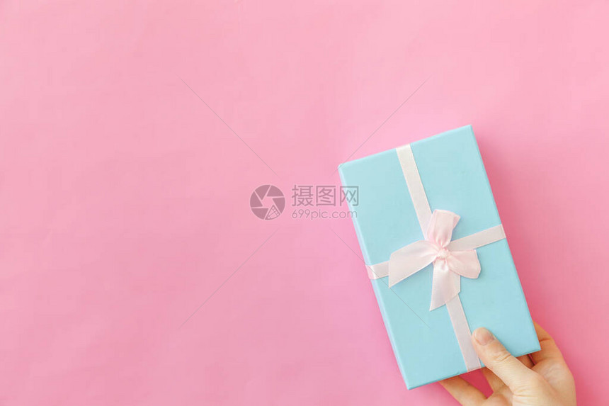 简单设计女手持蓝礼盒的蓝色礼物盒图片