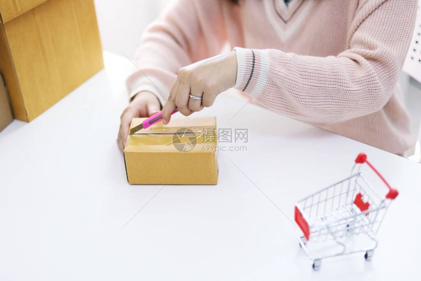 买单后妇女在家里网上购物后图片