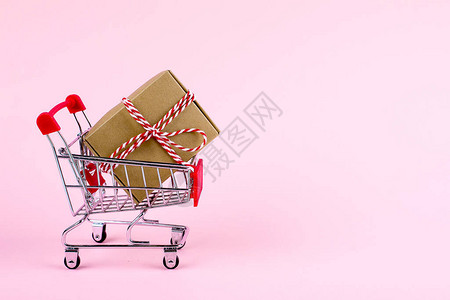圣诞购物黑色周日销售概念粉红背景和复制空间图片