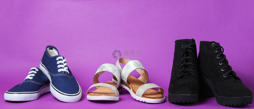 凉鞋靴子紫色背景的运动鞋图片