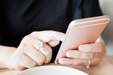 在咖啡店餐厅使用智能手机的手持钻图片