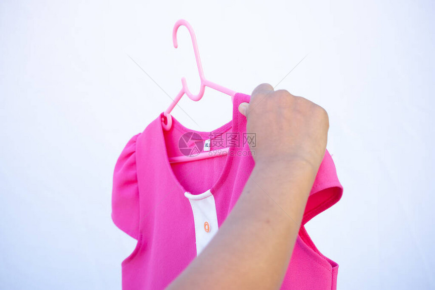 妇女正在选择孩子的衣服而她们则选图片