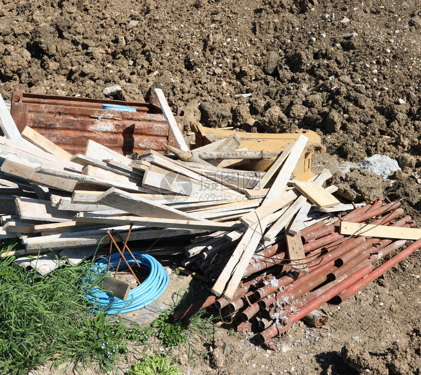 建筑施工期间施工现场的木板和建筑材料图片