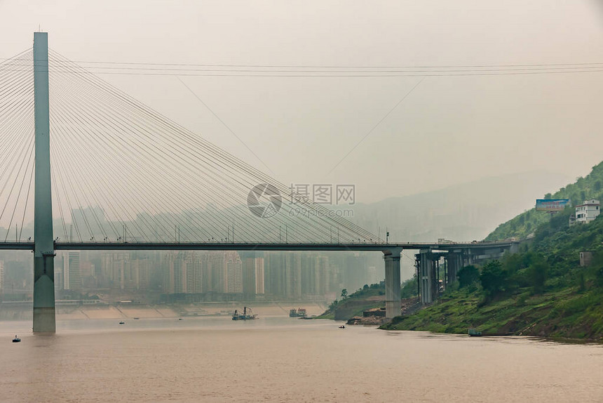 YangtzeRiver棕水上悬浮桥两座双塔中1座图片