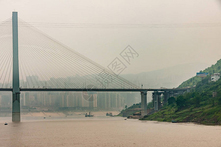 YangtzeRiver棕水上悬浮桥两座双塔中1座背景图片