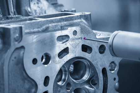 多轴CMM探头测量铝铸气缸盖零件的尺寸多轴CMM机在汽车零件制造过程图片