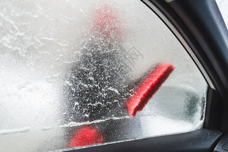 从车内清洗雪风暴的冰窗图片