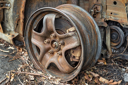 Rusty用刹车卡利珀制动器烧焦的汽车轮子圈图片