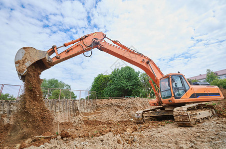 在建筑施工地进行挖土工程的挖掘机器搬图片