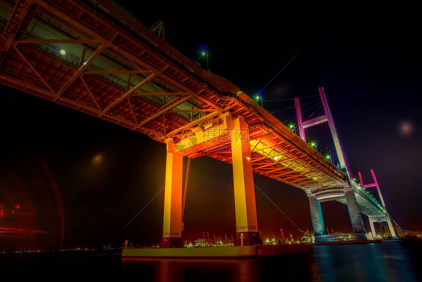 横滨湾夜视桥横滨城Tsuru图片