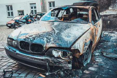 在柏林烧毁并完全焚烧的汽车高清图片