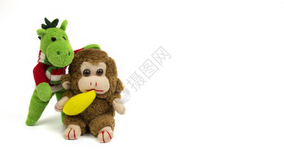 白太空上孤立的玩具香蕉猴子和红围巾绿龙儿童玩具图片