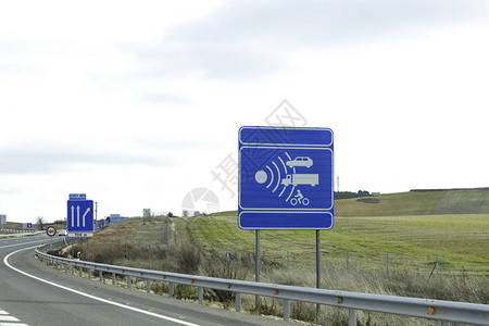 蓝色背景的雷达符号放置在高速公路的图片
