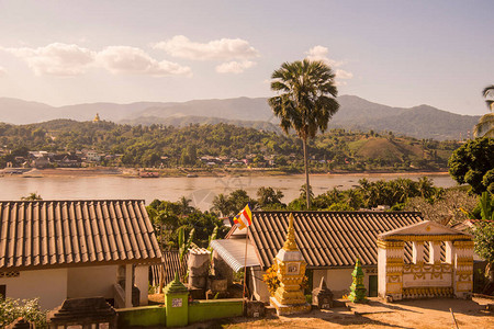 湄公河的景色和泰国清孔的边界从老挝西北部的老挝会赛的WatChomkaoManilat老挝背景图片