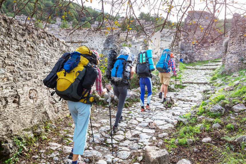 一群背包客在山上徒步旅行户外积极生活方式旅行冒险假期旅行自由夏季图片