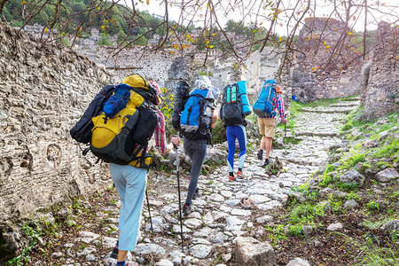 一群背包客在山上徒步旅行户外积极生活方式旅行冒险假期旅行自由夏季图片