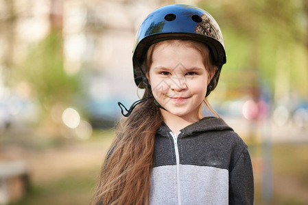 戴头盔的小女孩笑起来很可图片