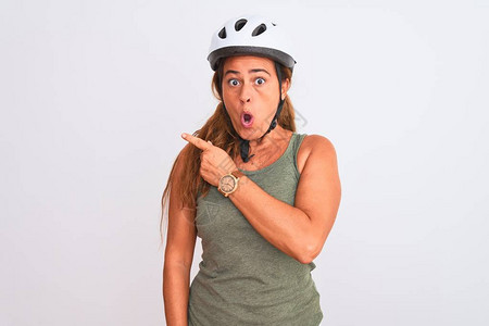 中年成骑自行车的妇女穿着安全头盔图片
