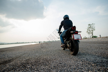 骑着摩托车在路上玩得愉快图片