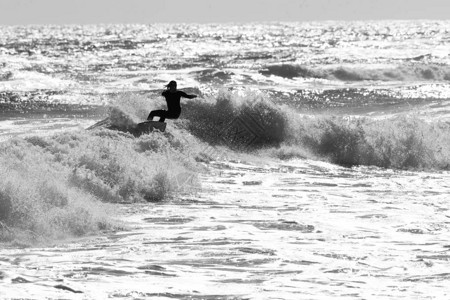 一个冲浪者在亚特兰地海洋上骑背景图片