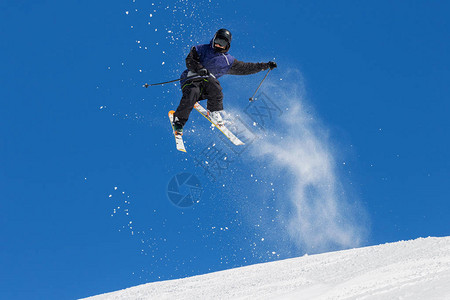 新雪中的杂技跳台滑雪图片