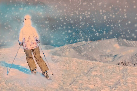 高山滑雪者冬季运动图片