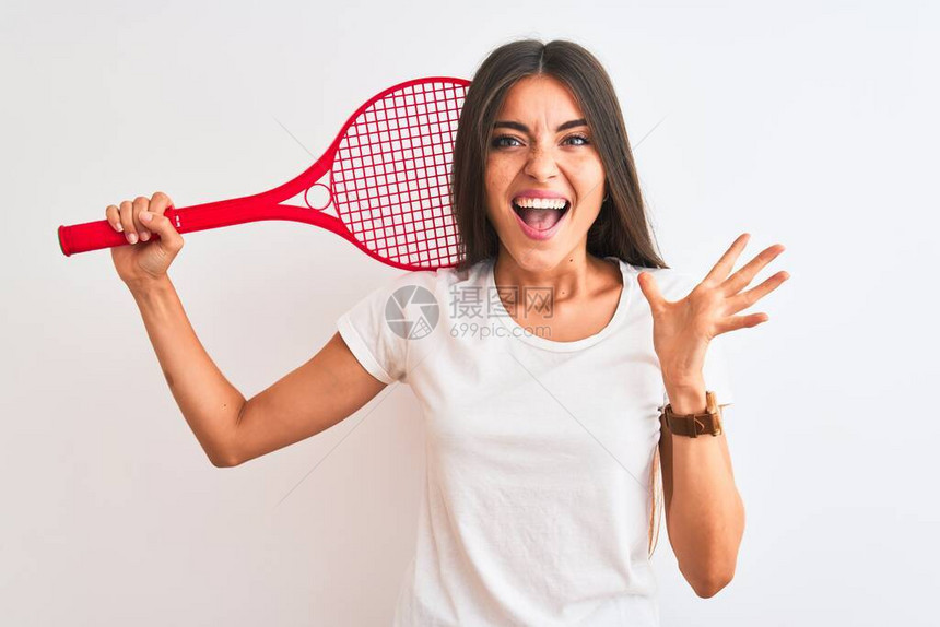 美丽的女运动员用球拍站在孤立的白色背景上打网球图片
