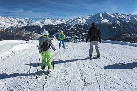 阿尔卑斯山的滑雪者图片