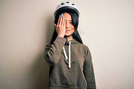 年轻漂亮的女人戴着自行车头盔图片