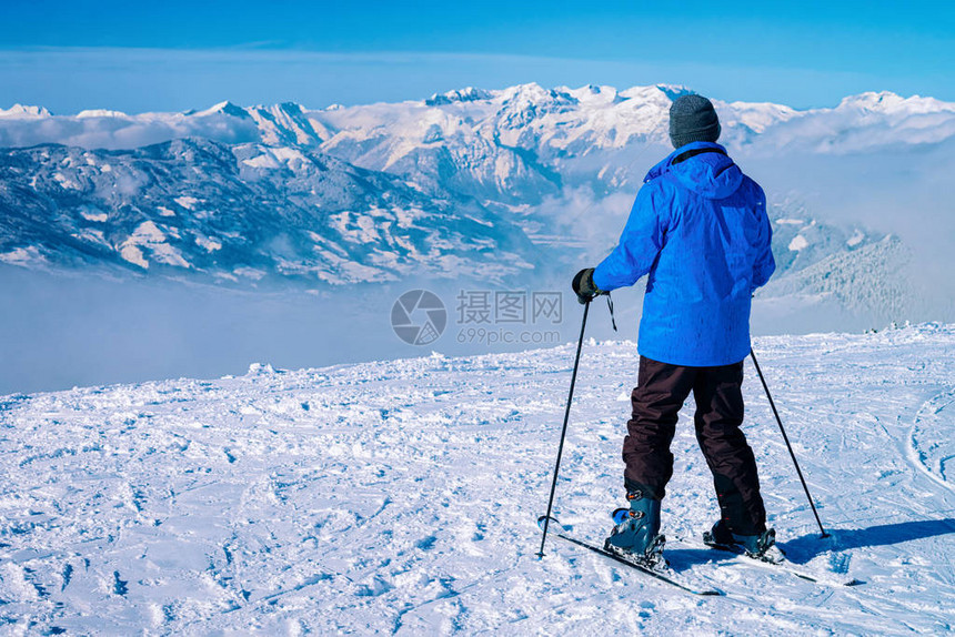 男子滑雪者在冬季阿尔卑斯山的奥地利迈尔霍芬蒂罗尔州齐勒塔尔竞技场滑雪胜地滑雪图片
