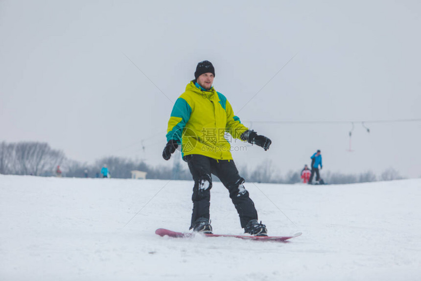 男子滑雪下山冬季运动时间图片