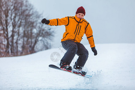 男子滑雪下山冬季运动时间图片