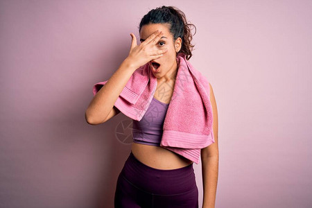 在粉红色的背景上用毛巾做运动图片