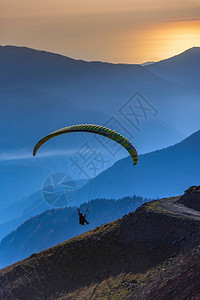 滑翔伞在山土路上飞过图片