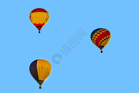 在蓝天的彩色热气球背景图片