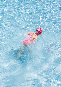 夏天在室外游泳池玩耍的小女孩图片