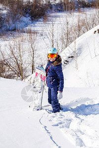 冬日站在公园里戴着滑雪板头盔的女运动员形象图片