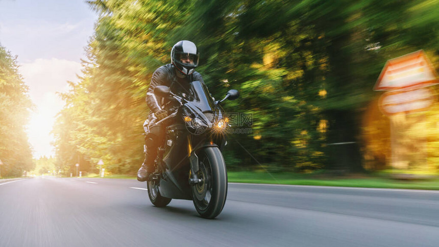 夏天骑在森林路上的摩托车在空旷的路上骑摩托车旅行个人文图片
