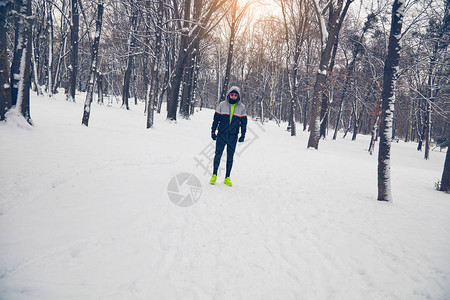 人类在雪地公园和寒冷图片