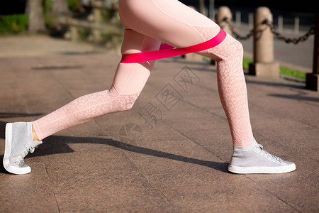 在公园用橡皮抗胶带锻炼腿部运动时触目惊图片