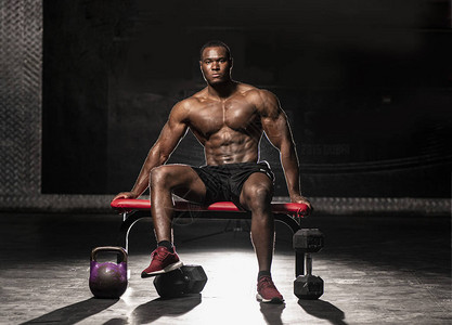 肌肉发达的非洲裔美国人赤膊上阵汗流浃背的男健美运动员坐在长凳上图片