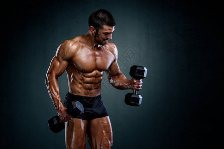 肌肉强力男提高体重做比塞普曲线锻图片