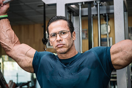 男子用眼镜做体力锻炼运动的长相照片图片