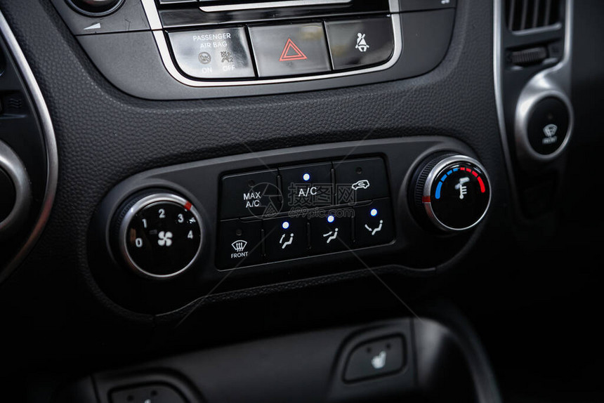 车面板上贴着空调按钮的汽车里图片