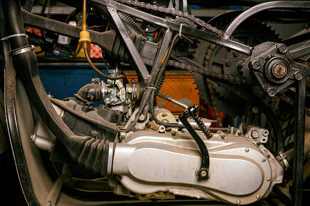旧摩托车ATV引擎舱图片
